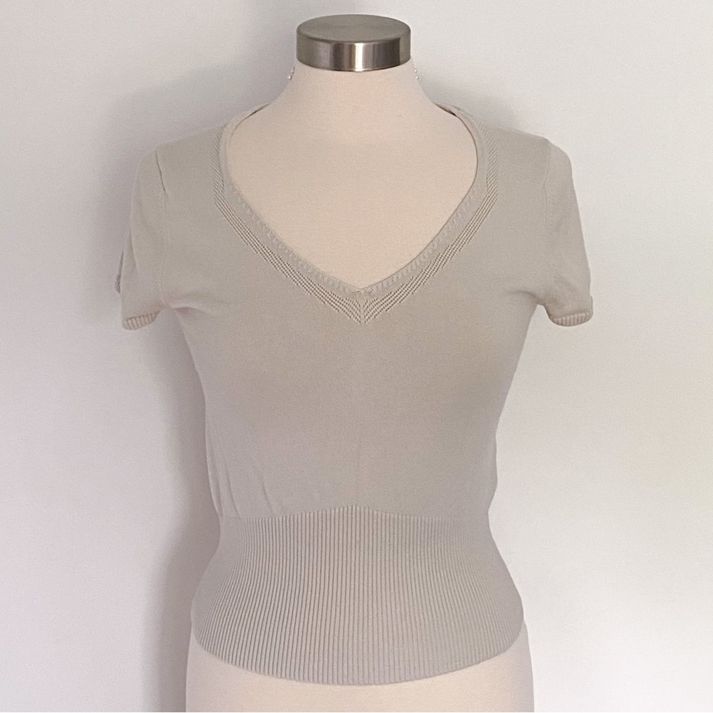 Casual Corner Y2K Stretch Short Sleeve V-Neck Knit Tee Stone Small INV226